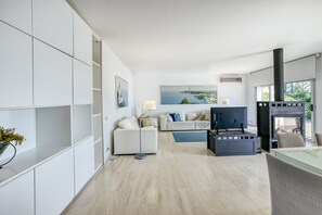 Televisión, chimenea y estéreo 