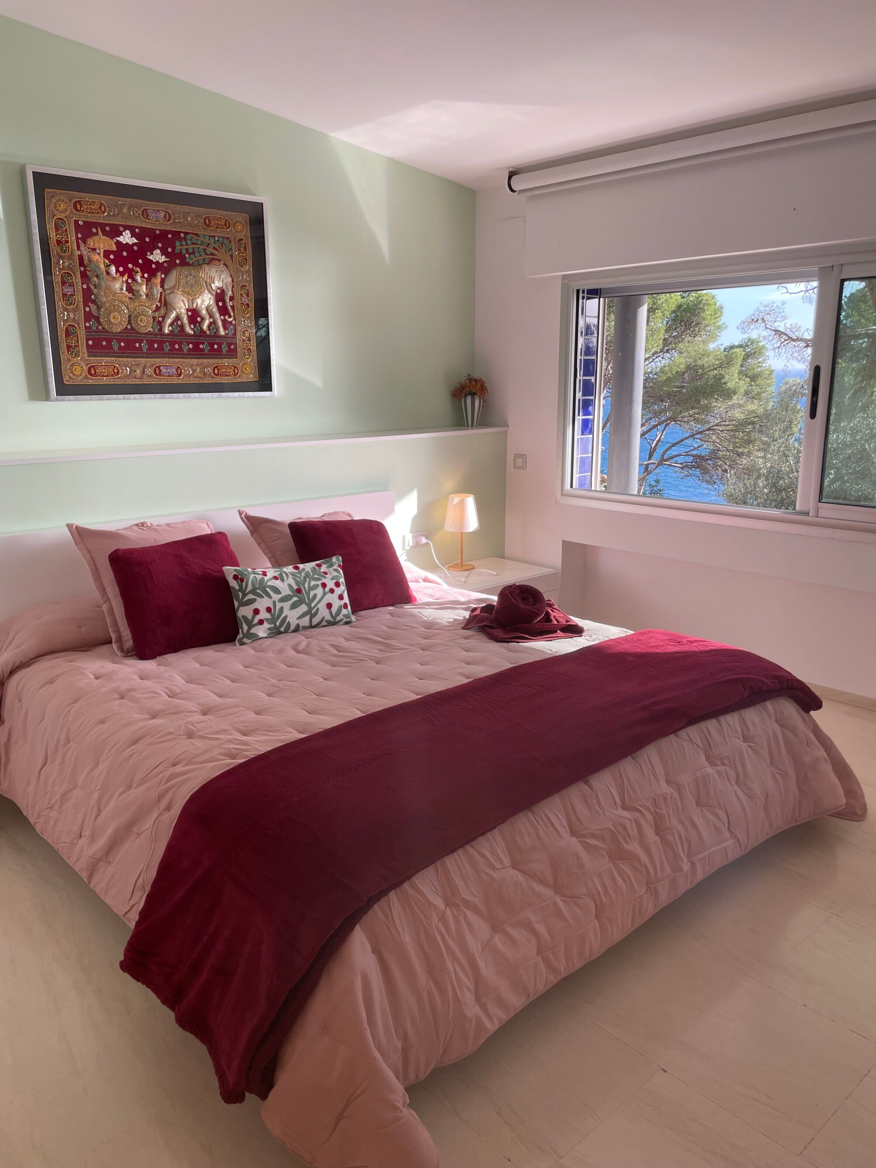 5 bedrooms, iron/ironing board, free WiFi, bed sheets