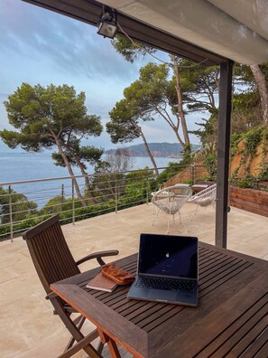 تناول الطعام بالخارج