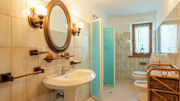 Vasca, set di cortesia gratuito, asciugacapelli, asciugamani