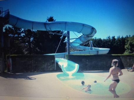 Pool. Chalet "Mobil-Home Climatisé, Calme, Arboré" with Pool, Private Terrace & A/C