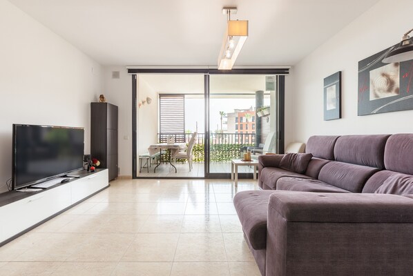 TV - Apartment 'Cubelles Mar' with Sea View, Wi-Fi and Air Conditioning (Cubelles)