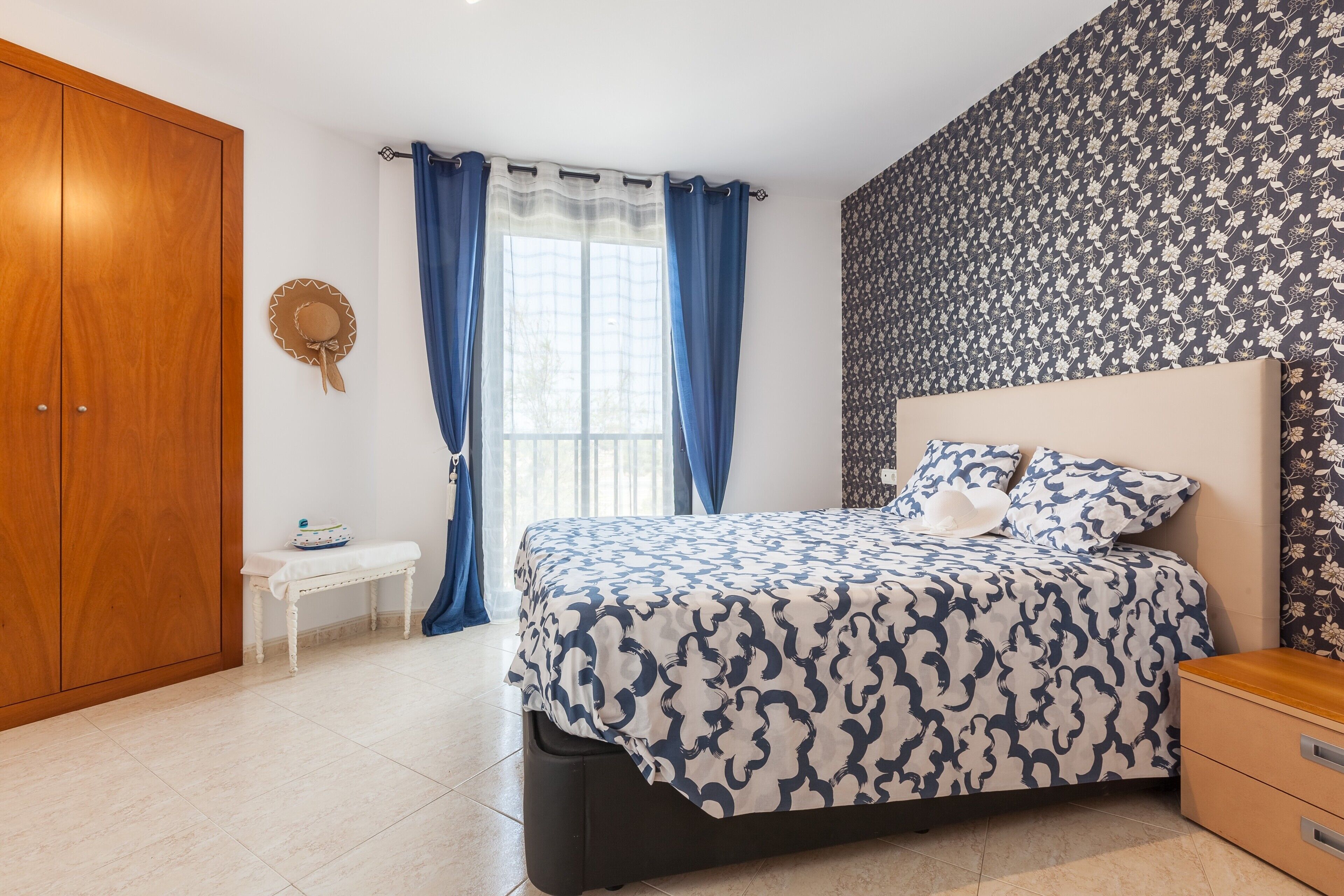 3 slaapkamers, een strijkplank/strijkijzer, gratis wifi, beddengoed