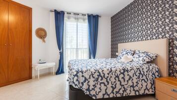 3 slaapkamers, een strijkplank/strijkijzer, gratis wifi, beddengoed