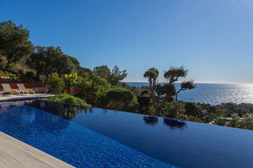 Villa 'Lucía' mit Meerblick, Pool, WLAN und Klimaanlage