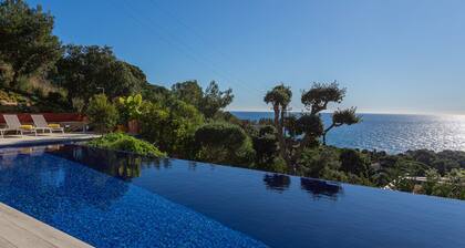 Villa 'Lucía' mit Meerblick, Pool, WLAN und Klimaanlage
