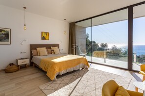4 bedrooms, desk, iron/ironing board, free WiFi