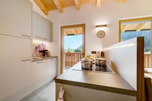 Fridge, stovetop, dishwasher, coffee/tea maker - Apartment "Masi Lavendel" with Lake View, Private Balcony & Wi-Fi (San Nicolò)