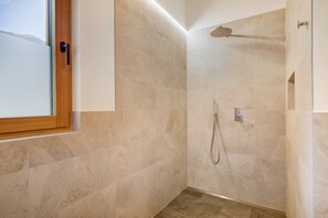Shower, hair dryer, towels - Apartment "Masi Lavendel" with Lake View, Private Balcony & Wi-Fi (San Nicolò)