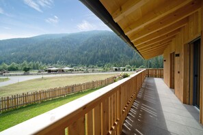 Terrace/patio - Apartment "Masi Lavendel" with Lake View, Private Balcony & Wi-Fi (San Nicolò)