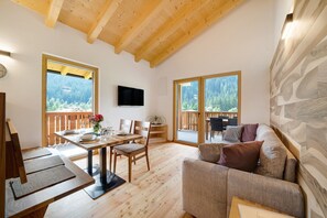 TV - Apartment "Masi Lavendel" with Lake View, Private Balcony & Wi-Fi (San Nicolò)