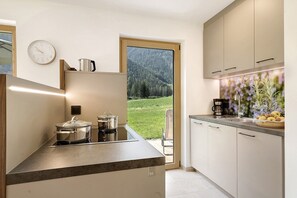 Réfrigérateur, surface de cuisson, lave-vaisselle, cafetière-théière