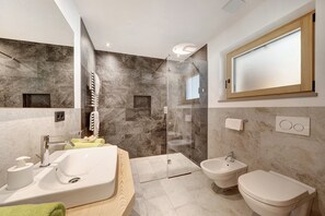 Douche, sèche-cheveux, serviettes fournies
