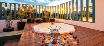 Rooftop Hot Tub 3 levels 5br in Villa