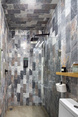 Luxury Villa | Bathroom | Hydromassage showerhead, free toiletries, hair dryer, towels