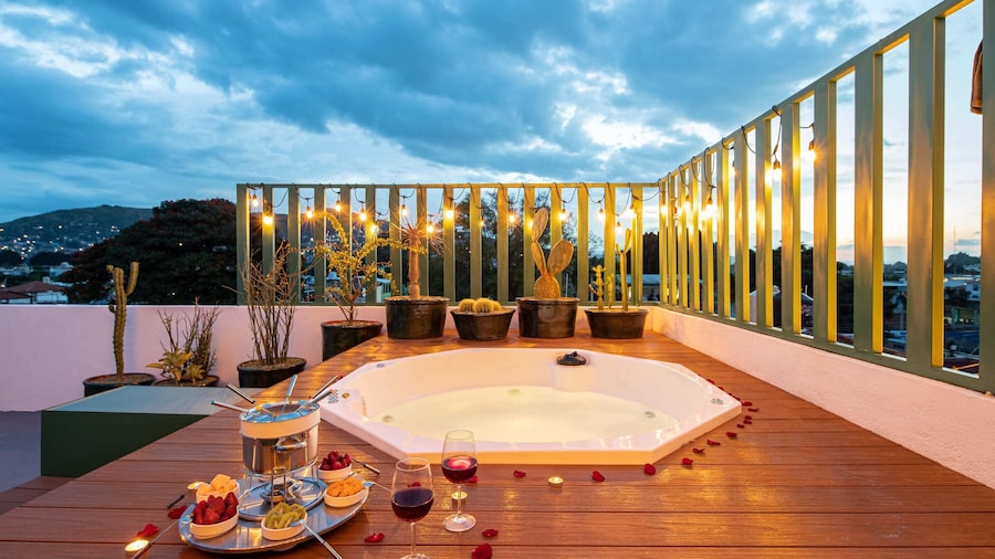 Rooftop Hot Tub 3 levels 5br in Villa