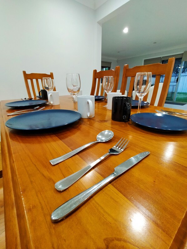 Dining - Free WIFI, Free Parking, Free over few hundred TV Channel, free Computer Games. (Kingswood)