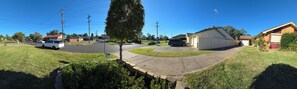 Property grounds - Free WIFI, Free Parking, Free over few hundred TV Channel, free Computer Games. (Kingswood)