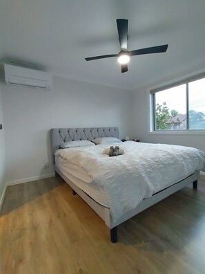 4 bedrooms, in-room safe, desk, iron/ironing board - Free WIFI, Free Parking, Free over few hundred TV Channel, free Computer Games. (Kingswood)