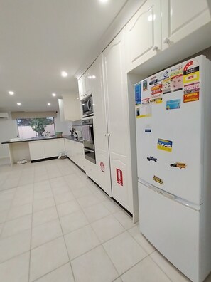 Fridge, microwave, oven, stovetop - Free WIFI, Free Parking, Free over few hundred TV Channel, free Computer Games. (Kingswood)