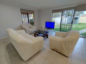 TV, fireplace, video games, video library - Free WIFI, Free Parking, Free over few hundred TV Channel, free Computer Games. (Kingswood)