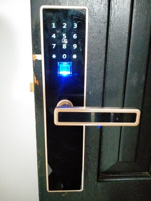 Interior - Free WIFI, Free Parking, Free over few hundred TV Channel, free Computer Games. (Kingswood)