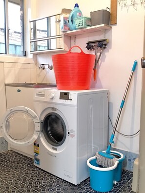 Interior - Free WIFI, Free Parking, Free over few hundred TV Channel, free Computer Games. (Kingswood)