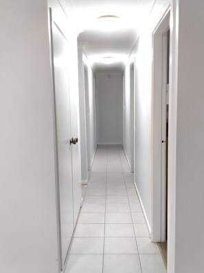 Interior - Free WIFI, Free Parking, Free over few hundred TV Channel, free Computer Games. (Kingswood)