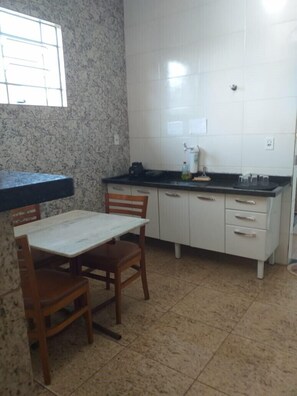 Fridge, microwave - Hostel Goiânia.. (Goiania)