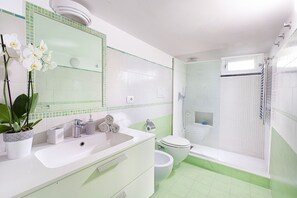 Shower, hair dryer, bidet, towels - AMORE RENTALS - Casa Paradisea with Sea View Terraces  (Positano)
