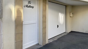 En dubbelgarageport med en skylt som visar texten ”Le Mulberry” och husnumret ”44” ovanför.