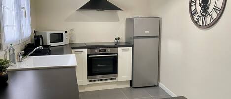 Køleskab, mikrobølgeovn, ovn, kogeplade