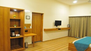 Habitación Deluxe doble | Ropa de cama de alta calidad y escritorio