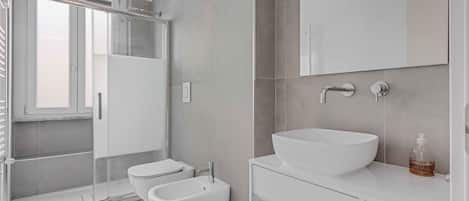 Haartrockner, Handtücher, Seife, Toilettenpapier