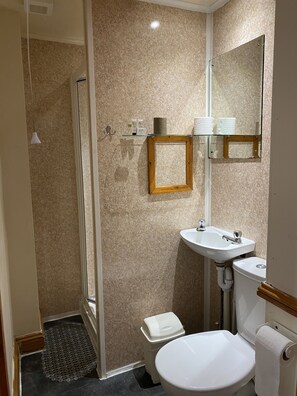 Amenidades de baño gratuitas y toallas 