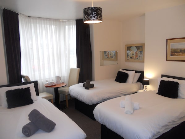 Classic Triple Room | Bed sheets - The Old Palace Guest House (Brighton)