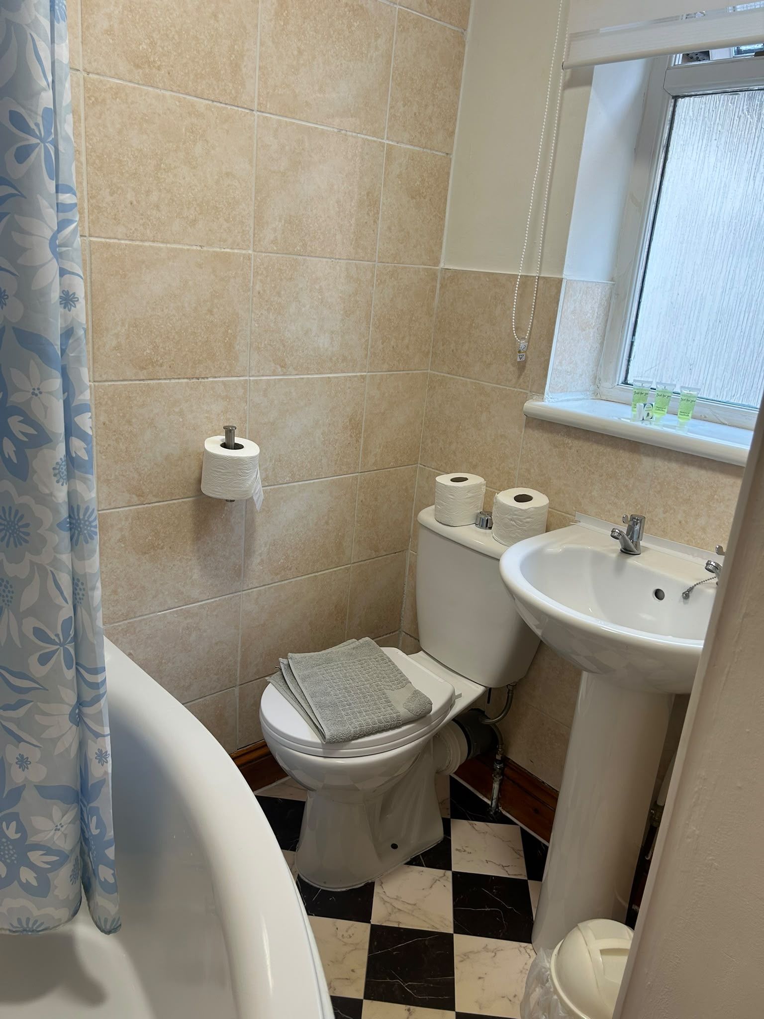 A bathroom with a toilet, sink, and bathtub.