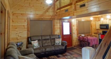 Cabin near Saxton/Raystown KOA and minutes from Trough Creek and Raystown Lake.