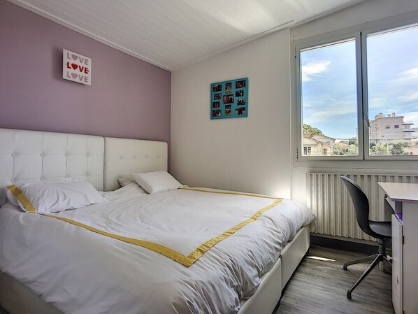 4 bedrooms, iron/ironing board, WiFi, bed sheets