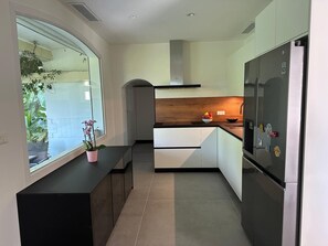 Fridge, microwave, oven, stovetop - (048) La vie Juanaise (Antibes)