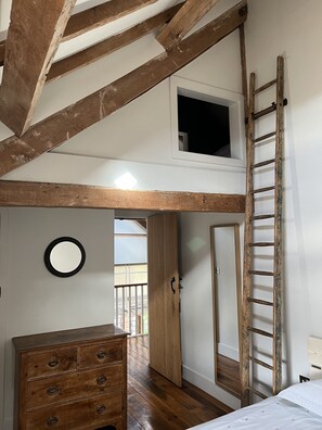 4 عدّة غرف نوم ومكتب ومكواة/لوح كي وسرير سفر