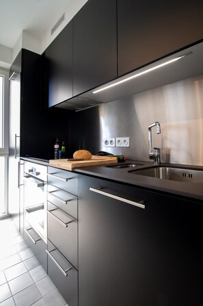 Réfrigérateur, micro-ondes, four, plaque de cuisson