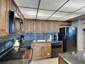 Frigorifero, microonde, forno, piano cottura