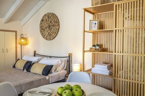 1 habitación, tabla de planchar con plancha, wifi gratis y ropa de cama 