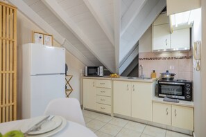 Réfrigérateur, micro-ondes, bouilloire électrique, grille-pain