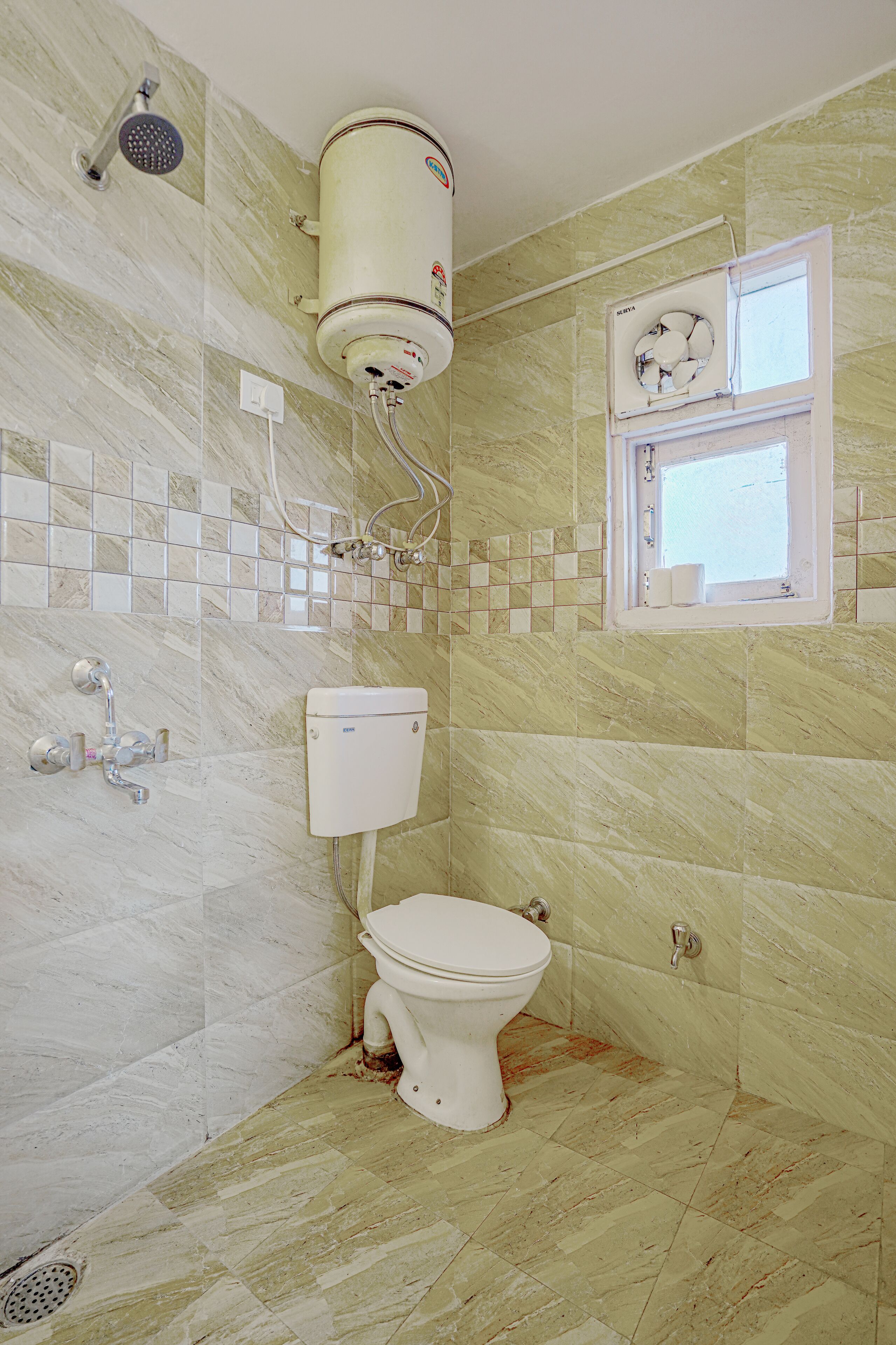 Deluxe Apartment | Bathroom | Shower, rainfall showerhead, slippers, towels
