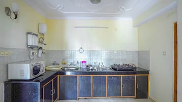 Appartement Deluxe | Cuisine privée | Réfrigérateur, plaque de cuisson, bouilloire électrique, tables à manger
