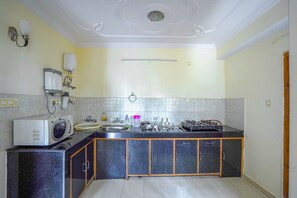 Deluxe Apartment | Private kitchen | Fridge, stovetop, electric kettle, dining tables - Shimla Woods 2BHK by Dumnu Homes (Shimla)