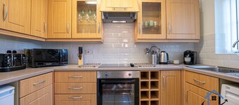 King bed, parkingx2, workspace, wifi, corporates.