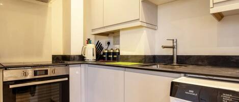 Appartement | Cuisine privée | Réfrigérateur, micro-ondes, four, plaque de cuisson